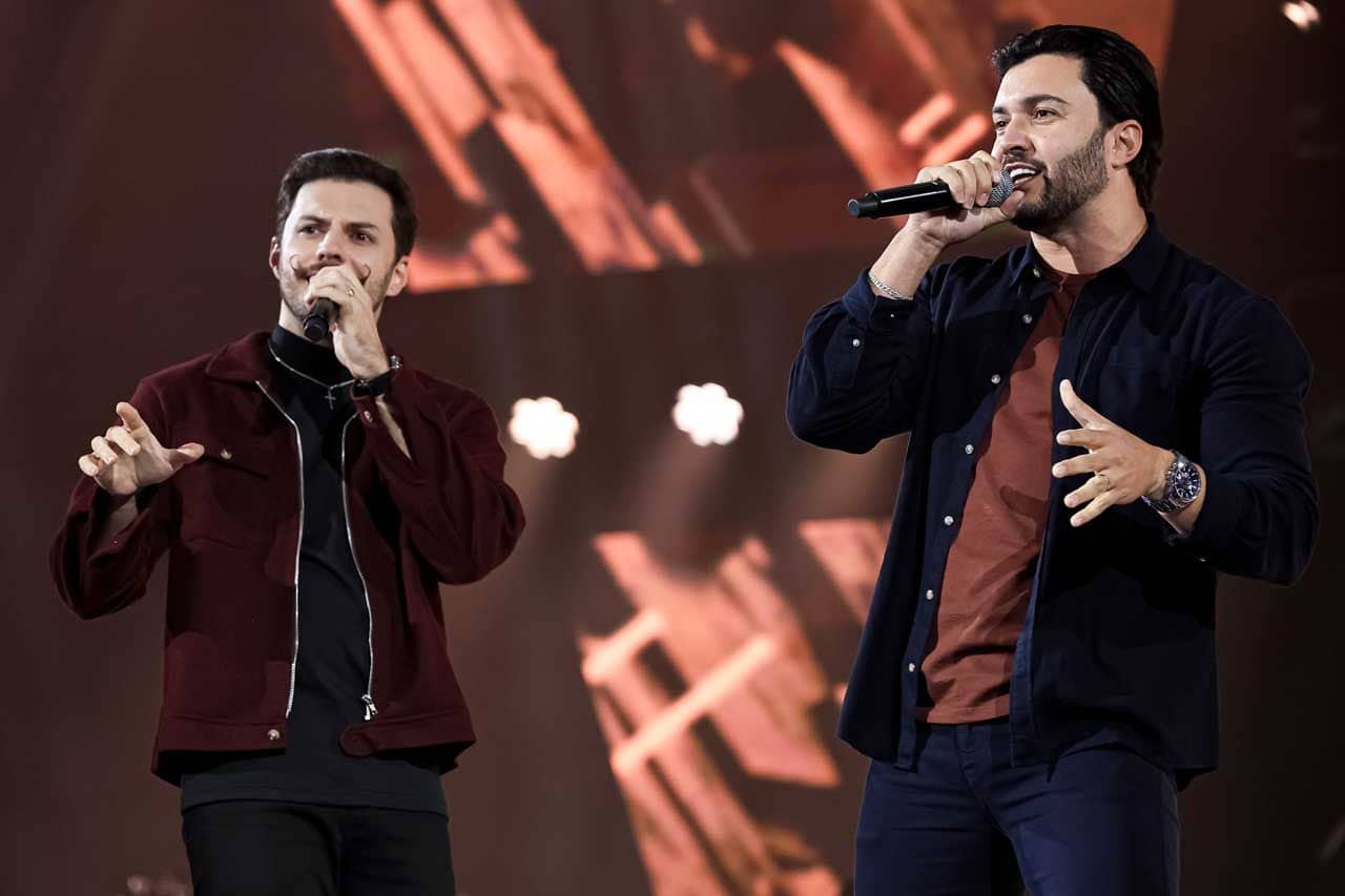 Dupla André e Luiz Otávio canta sucesso sertanejo e conquista todas as cadeiras