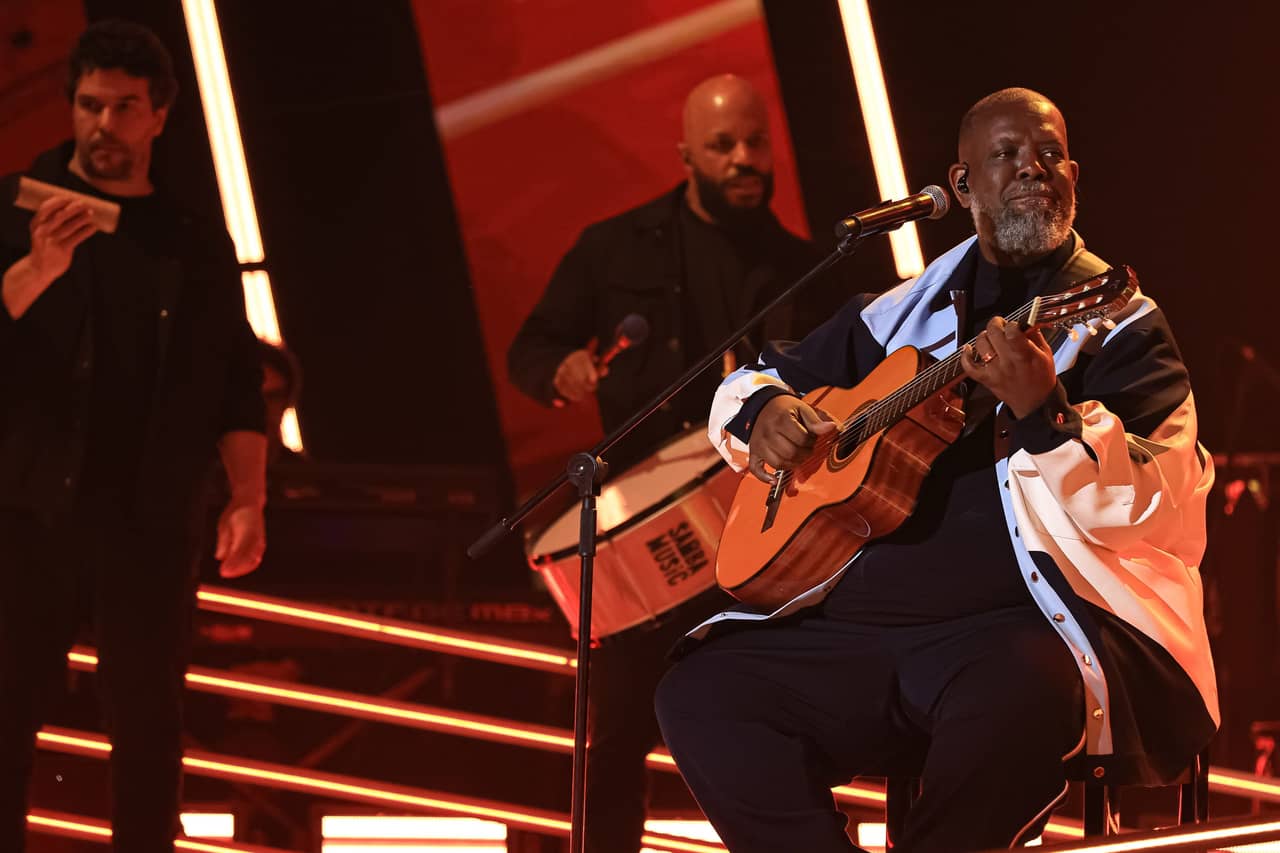 Péricles encerra episódio cantando "Bixinho", de Duda Beat