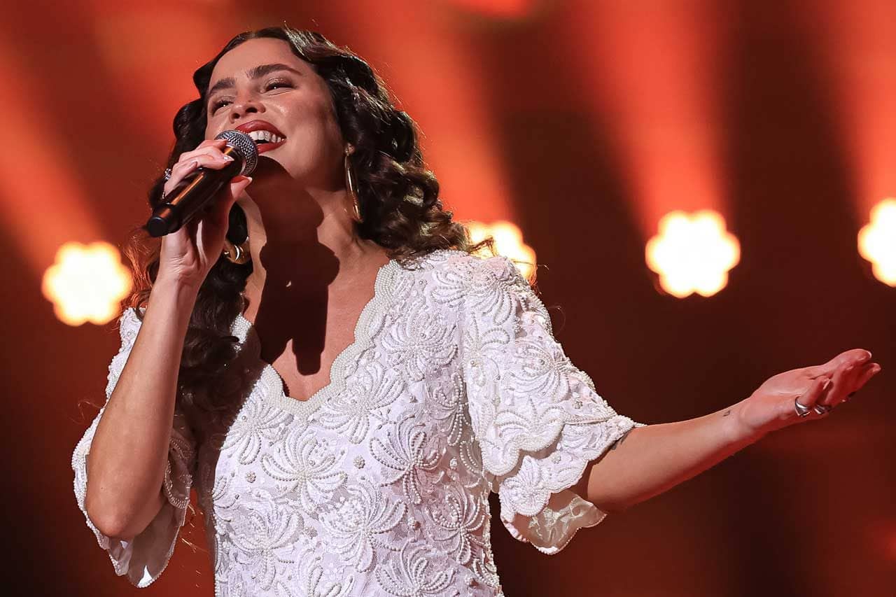 Natascha Falcão canta Pau de Arara e arrepia a plateia