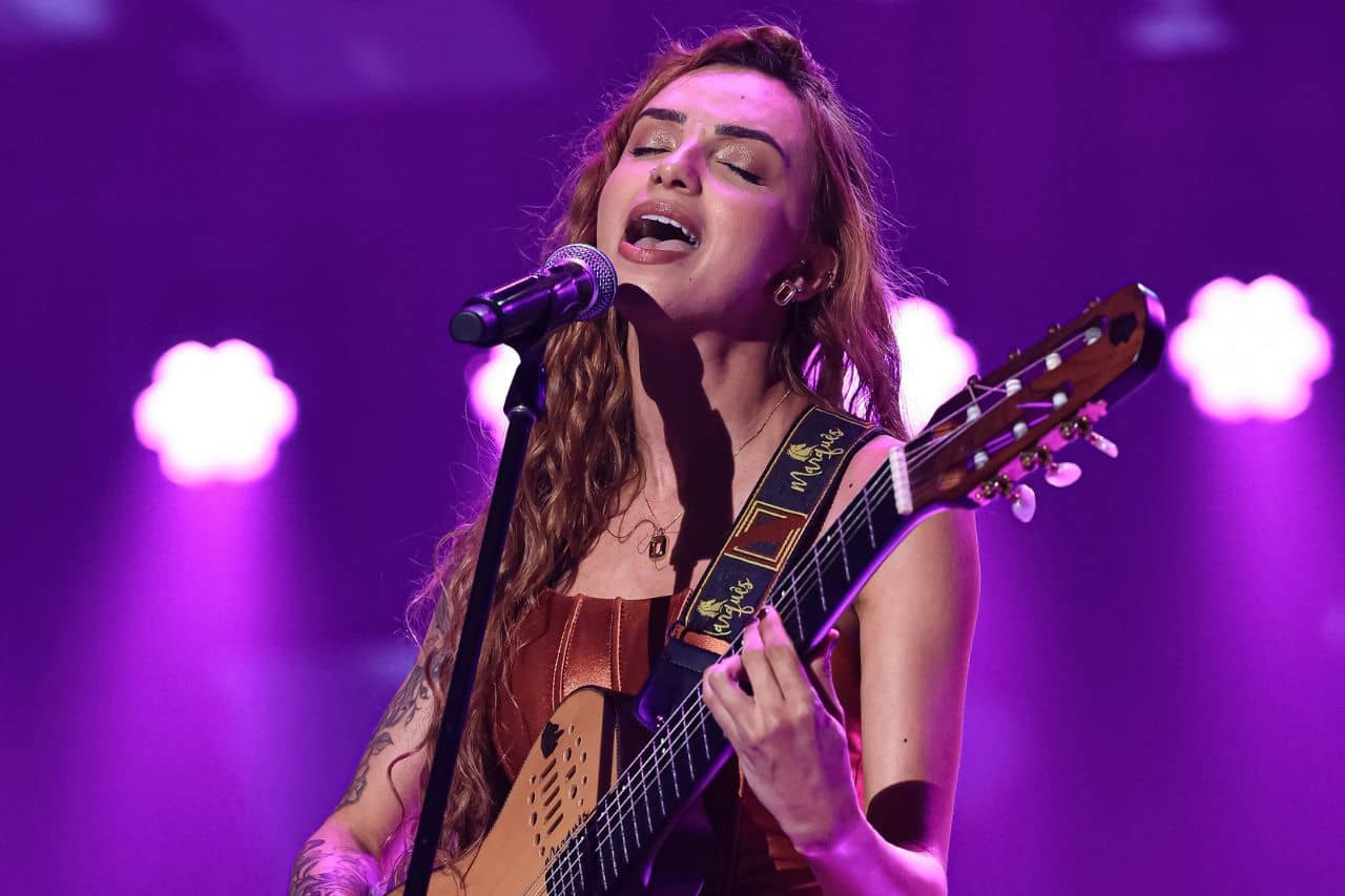 Fernanda Vasconcelos emociona com Exaltassamba, mas não avança