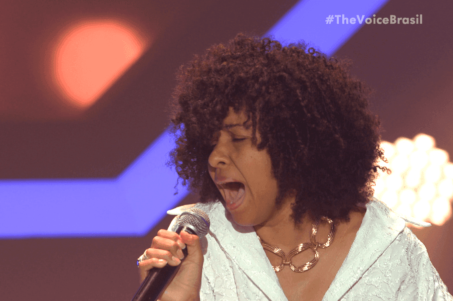 Rebeca Oliveira se apresenta com R&B, mas não consegue virar cadeiras