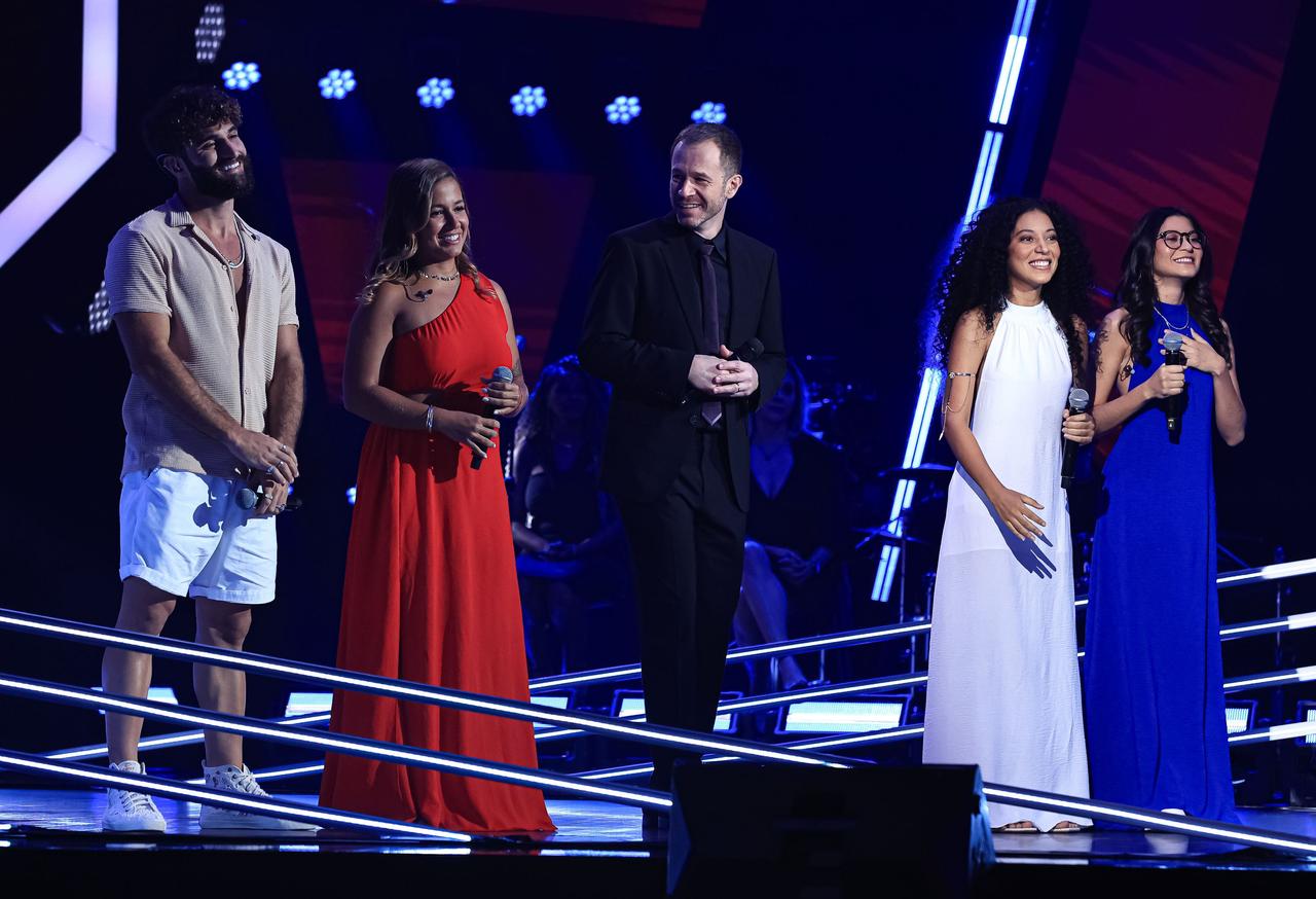 Rosalu e Raiza e Cris se apresentam com canção da banda Melim