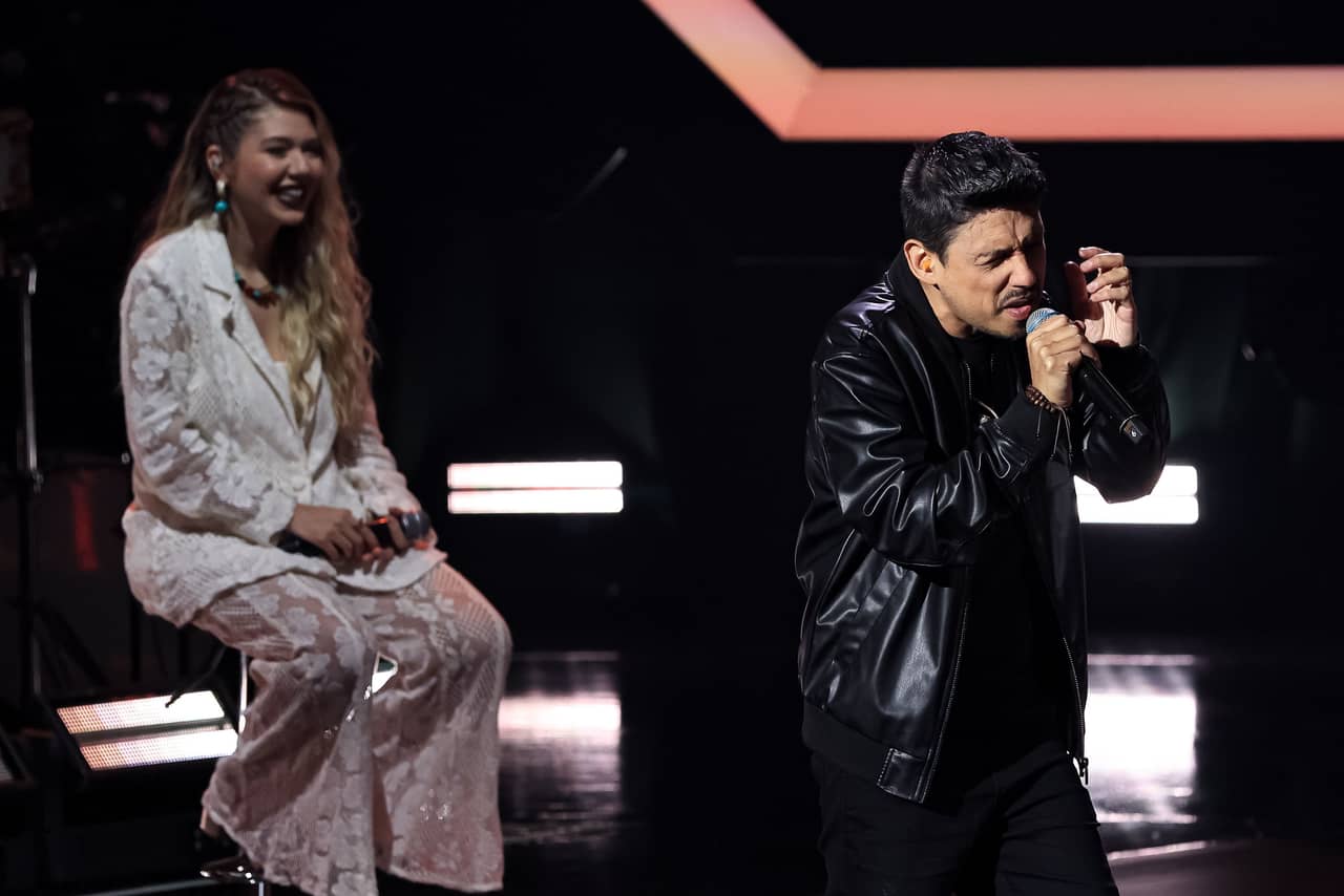 Erik Escobar deixa a disputa após cantar “Outstanding” Erik Escobar deixa a disputa após cantar “Outstanding”