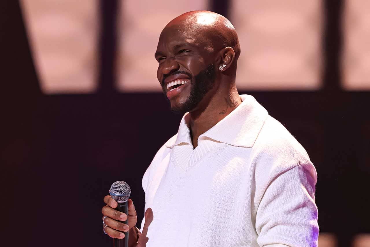 Hector Marks surpreende e faz todos os técnicos virarem a cadeira no The Voice Brasil Hector Marks surpreende e faz todos os técnicos virarem a cadeira no The Voice Brasil