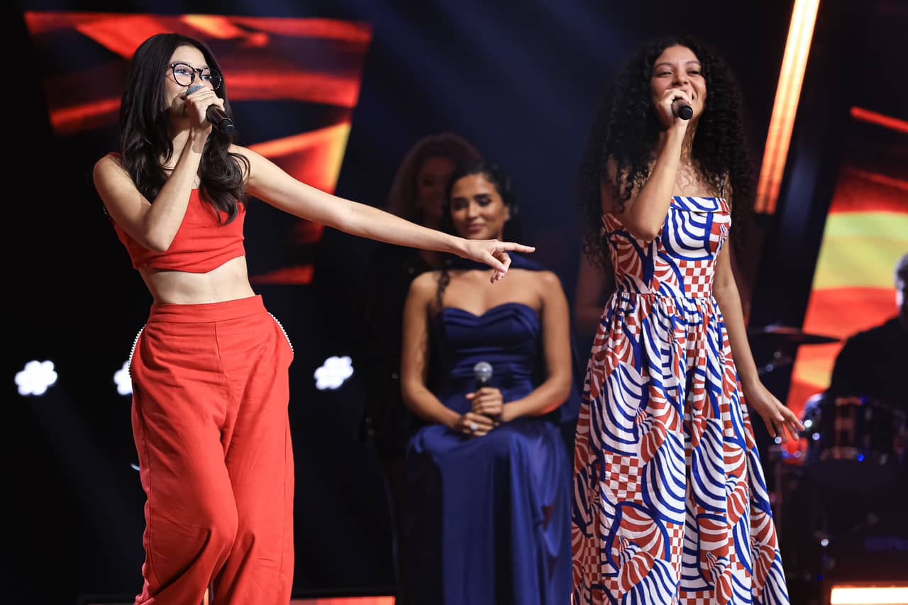 Raiza e Cris garantem vaga na semifinal após cantarem “Amigo Estou Aqui” Raiza e Cris garantem vaga na semifinal após cantarem “Amigo Estou Aqui”