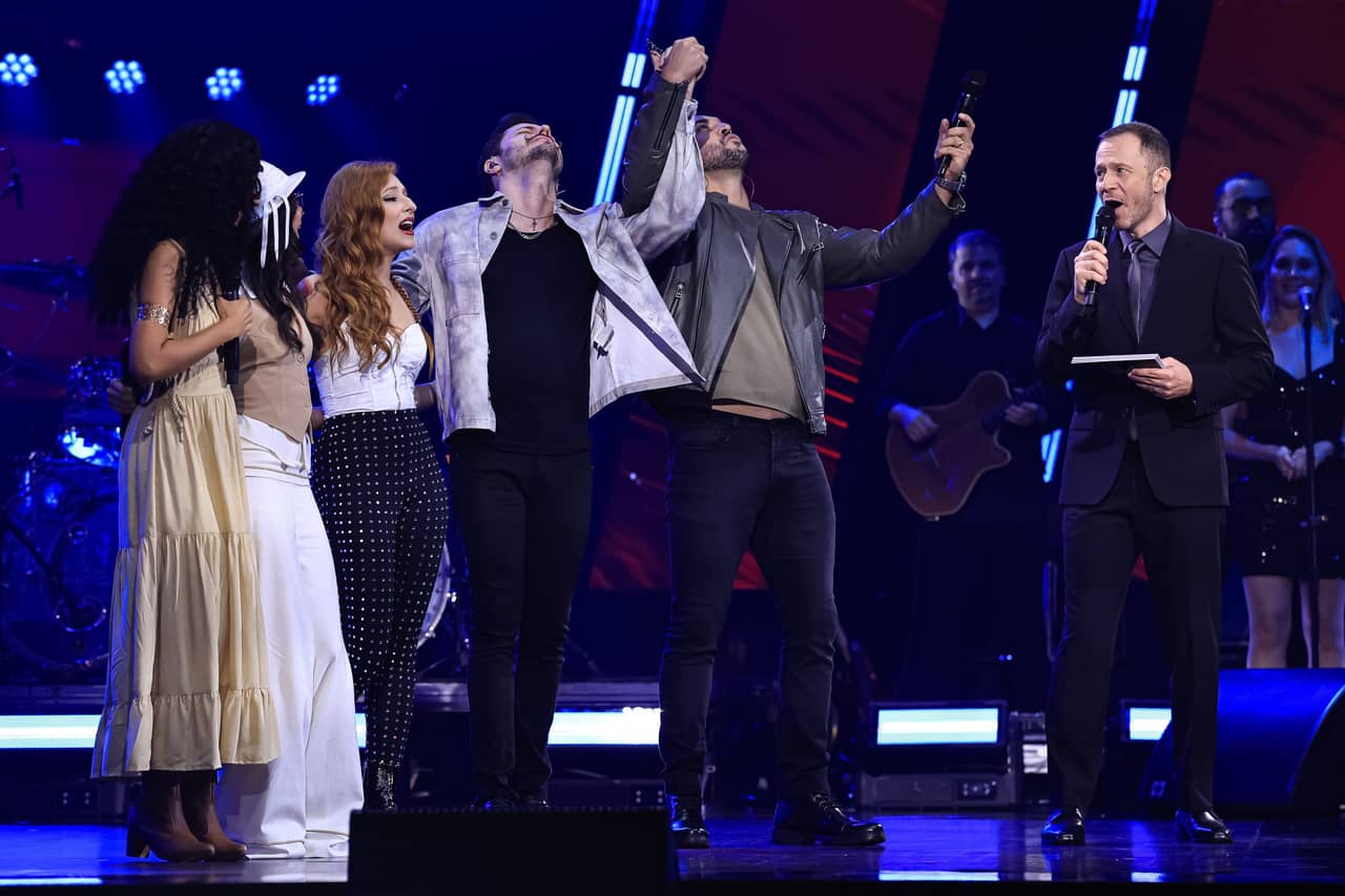 Raiza e Cris deixam o programa após apresentação na semifinal Raiza e Cris deixam o programa após apresentação na semifinal