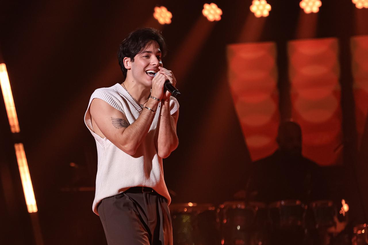 Enzo Ferro leva Ed Sheeran ao palco e conquista Mumuzinho