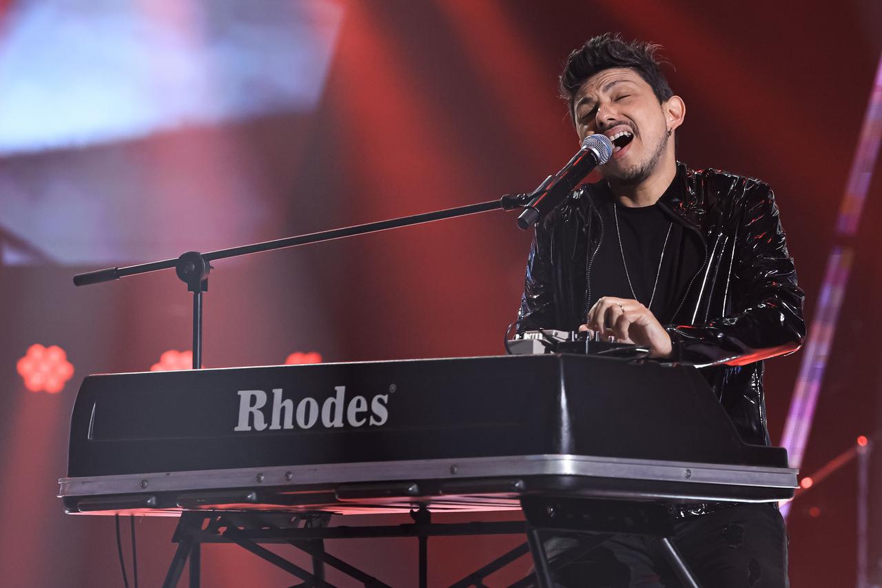 Erik Escobar fecha a noite com piano e vai para o Time MeK